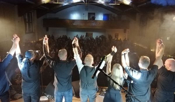 Die „East Street Band“ rockt wieder die Turnhalle – Mit den Hits von Bruce Springsteen schwungvoll ins neue Jahr! Die „East Street Band“ rockt wieder die Turnhalle – Mit den Hits von Bruce Springsteen schwungvoll ins neue Jahr!